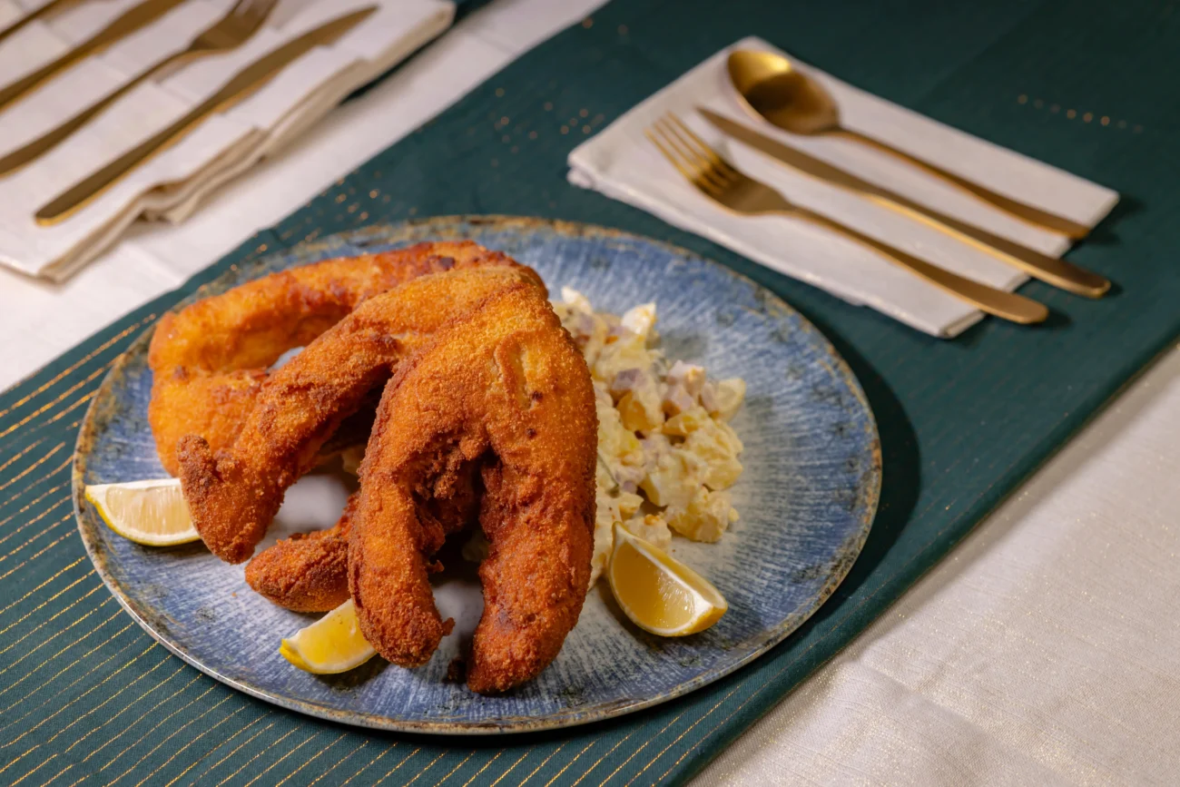 shutterstock_2539978003-min | TVGURU.cz smažený kapr se salátem na stole