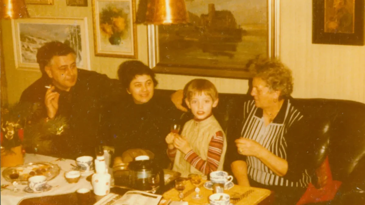 rodina sedí u stolu