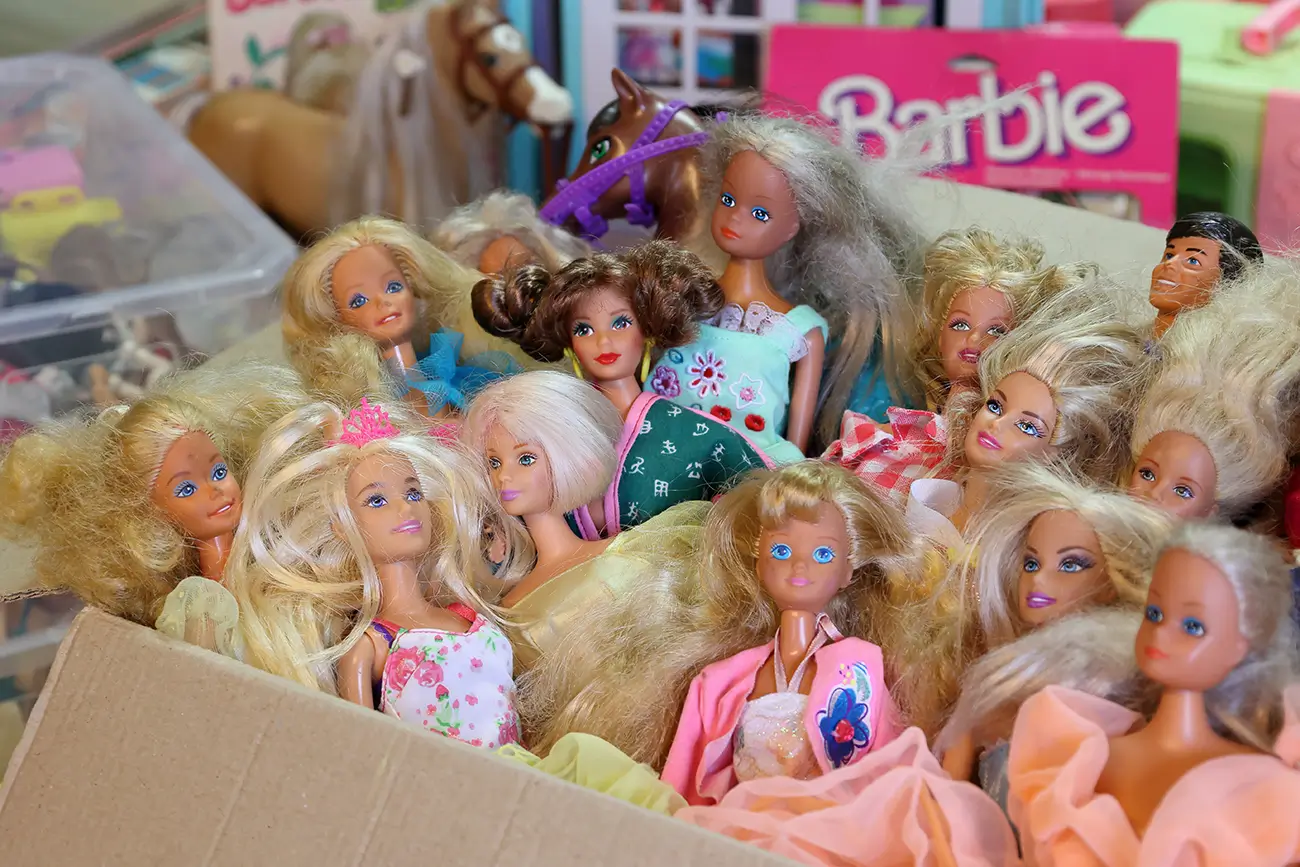 Vydražená panenka byla stejná jako všechny ostatní, ale měla navíc náhrdelník s pravým růžovým diamantem. Zdroj: Shutterstock | TVGURU.cz hromada Barbie