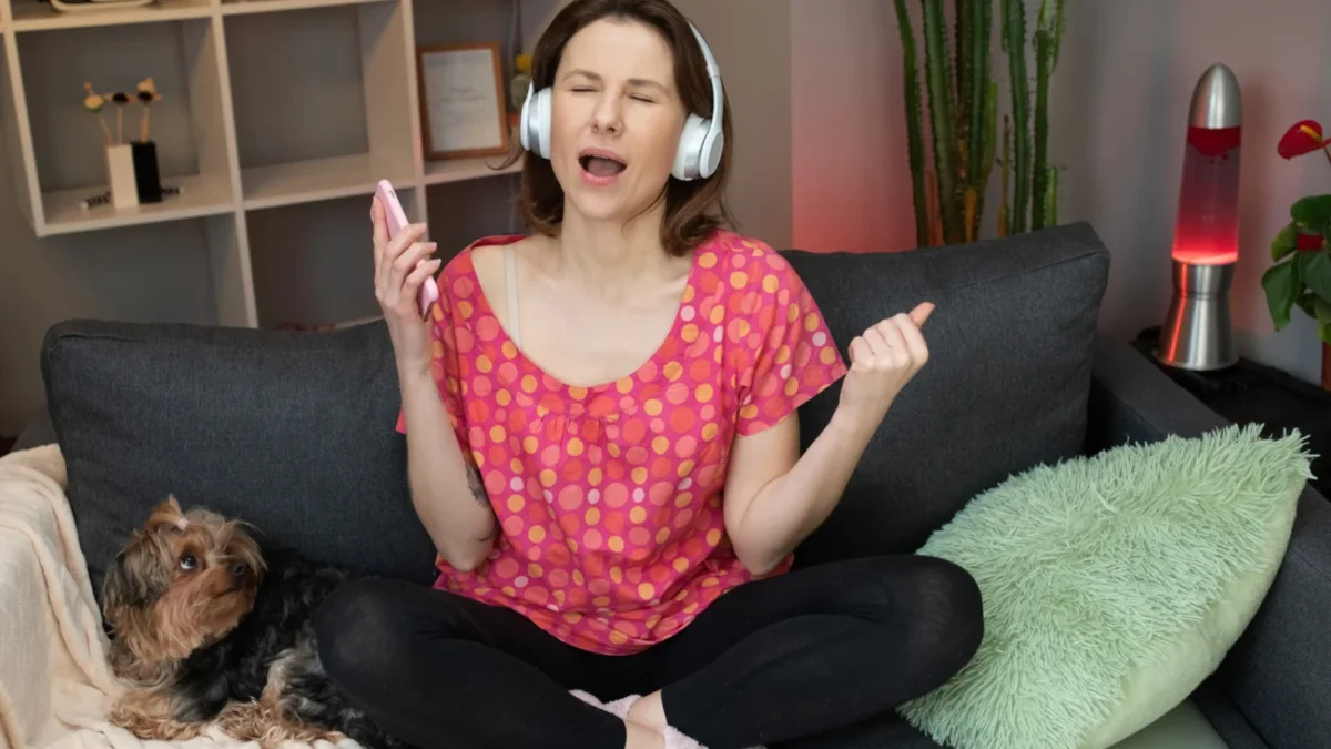 Žena, která poslouchá hudbu.