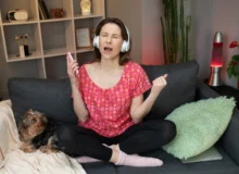 Žena, která poslouchá hudbu.