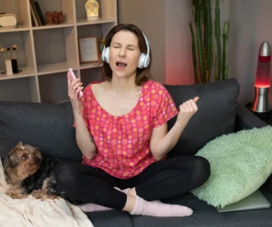 Žena, která poslouchá hudbu.