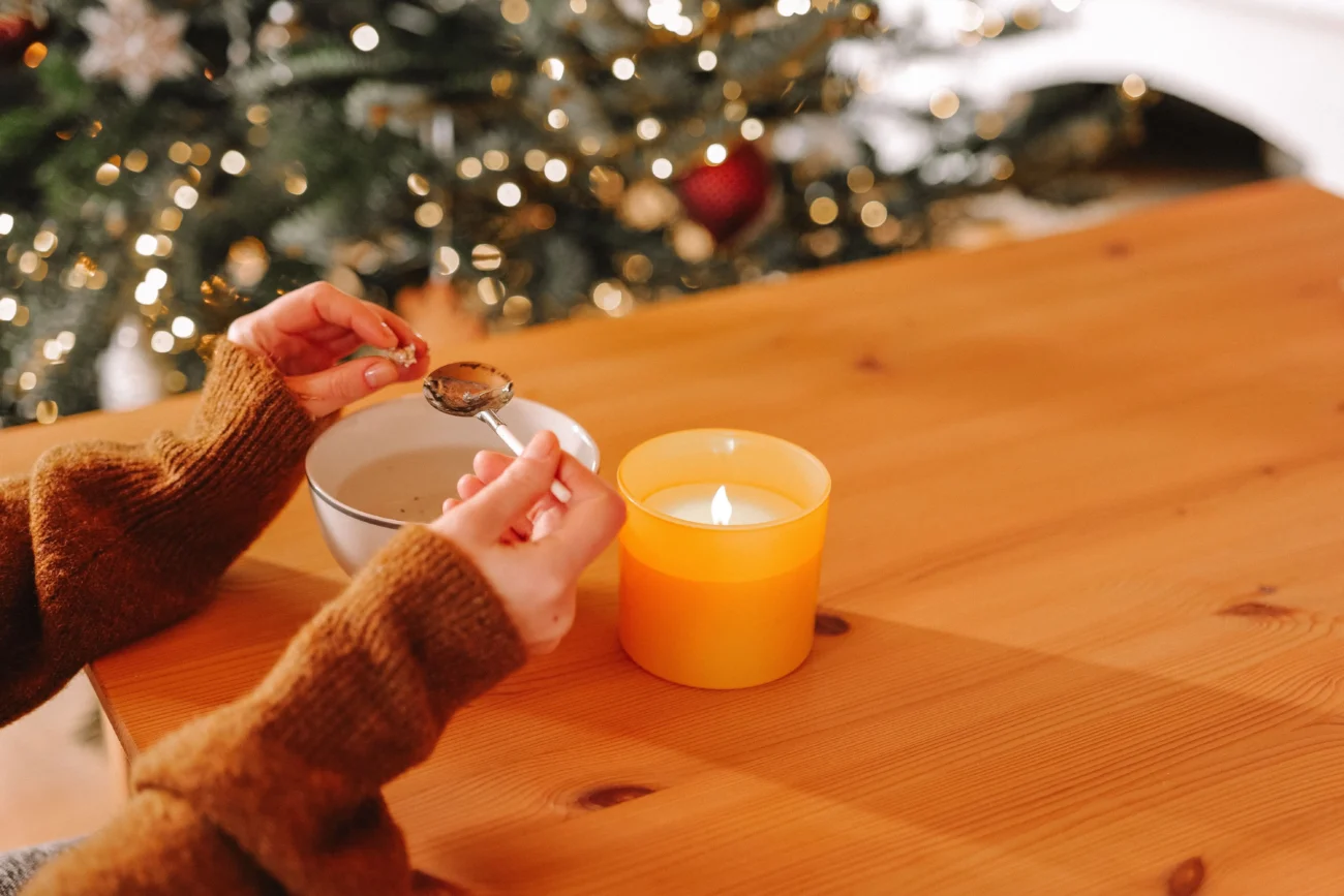 shutterstock_2541737723-min | TVGURU.cz nahřívání nad svíčkou