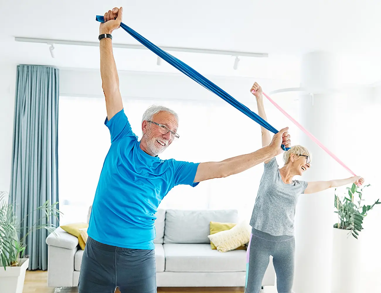 starší pár cvičí