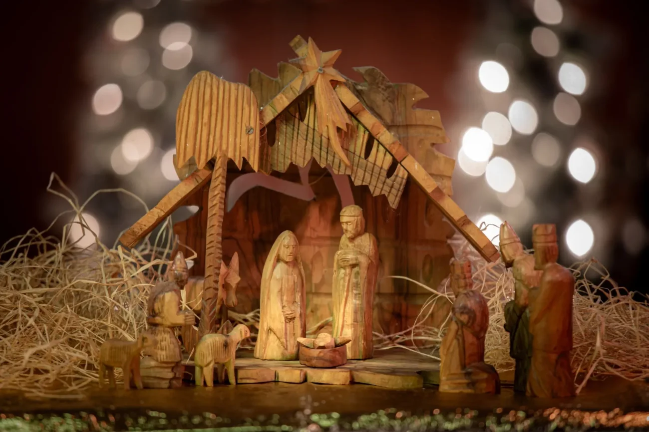 dřevěný vyřezávaný betlém