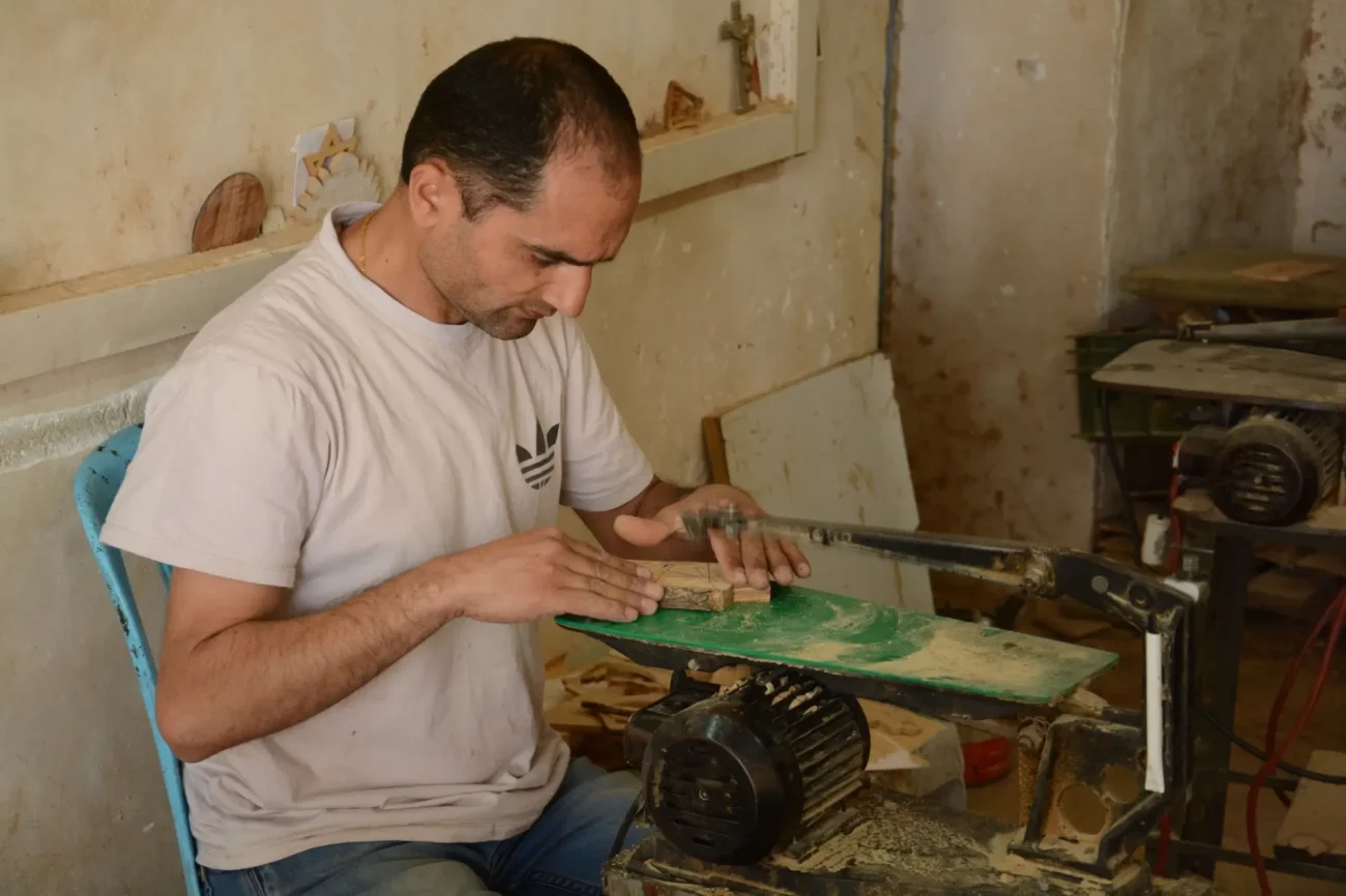 novodobý řezbář při práci 