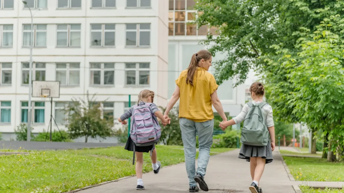 Děti na cestě do školy.