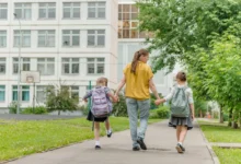 Děti na cestě do školy.