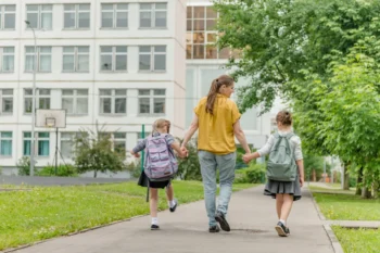 Děti na cestě do školy.