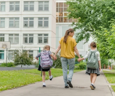 Děti na cestě do školy.