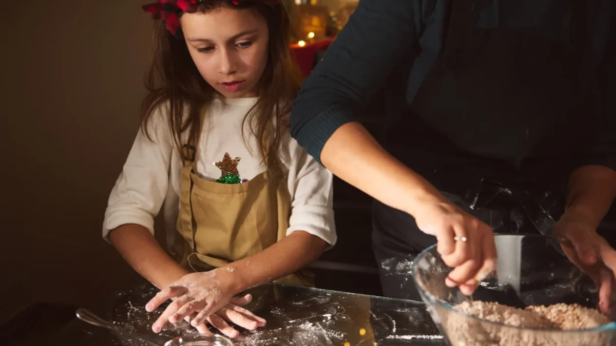 Holčička, která peče vánoční cukroví
