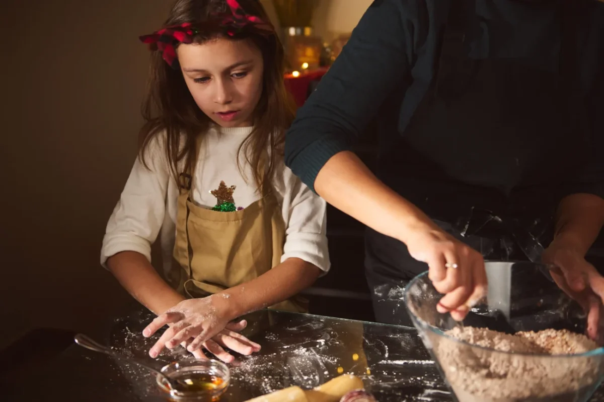 Holčička, která peče vánoční cukroví