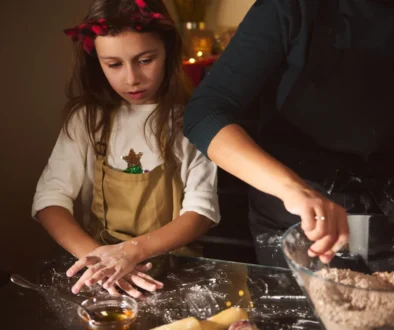 Holčička, která peče vánoční cukroví