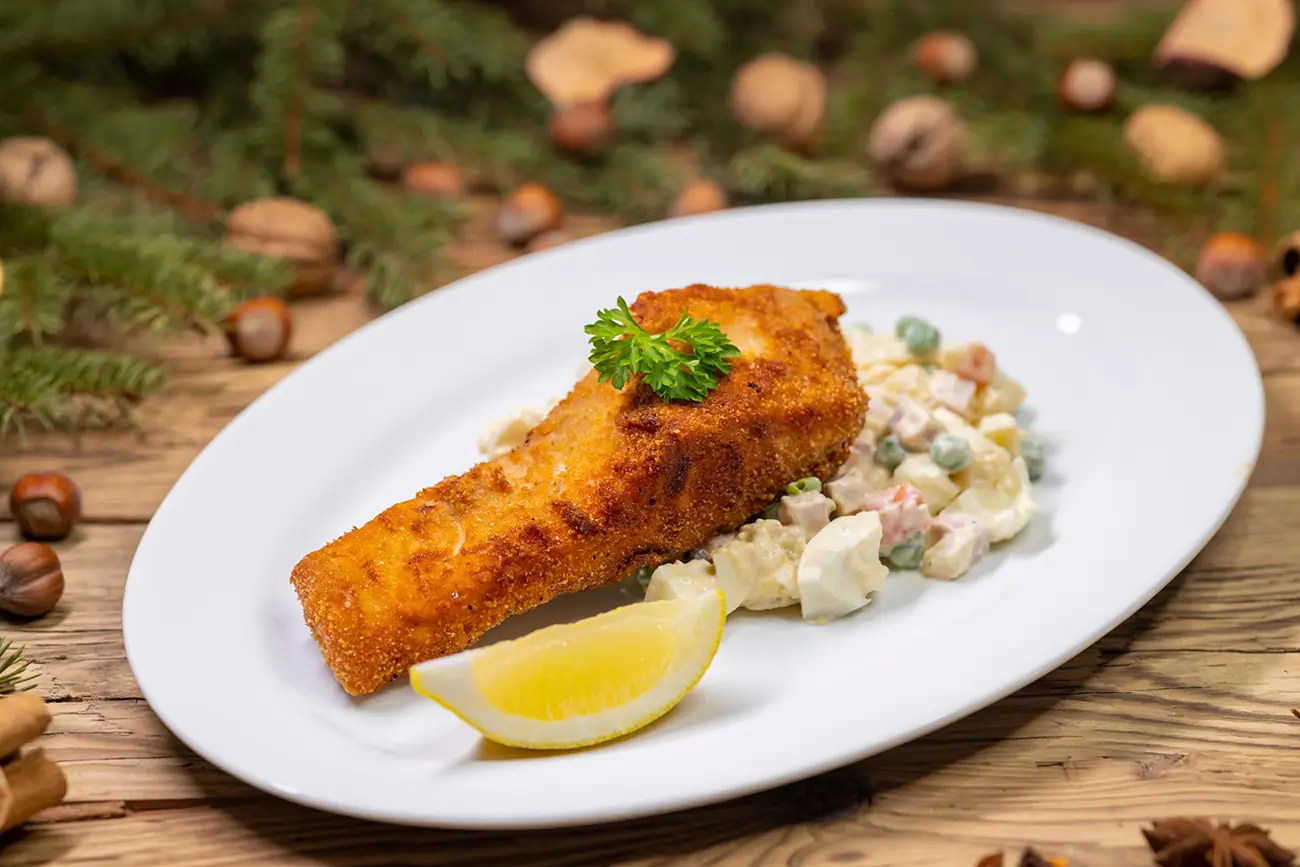 smažený kapr s bramborovým salátem
