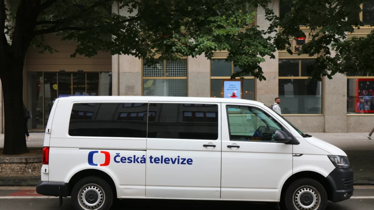 auto české televize s logem