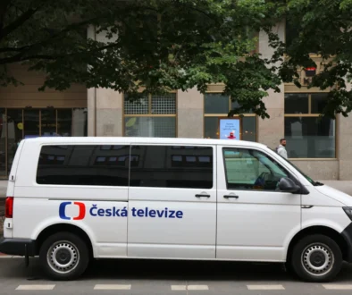 auto české televize s logem