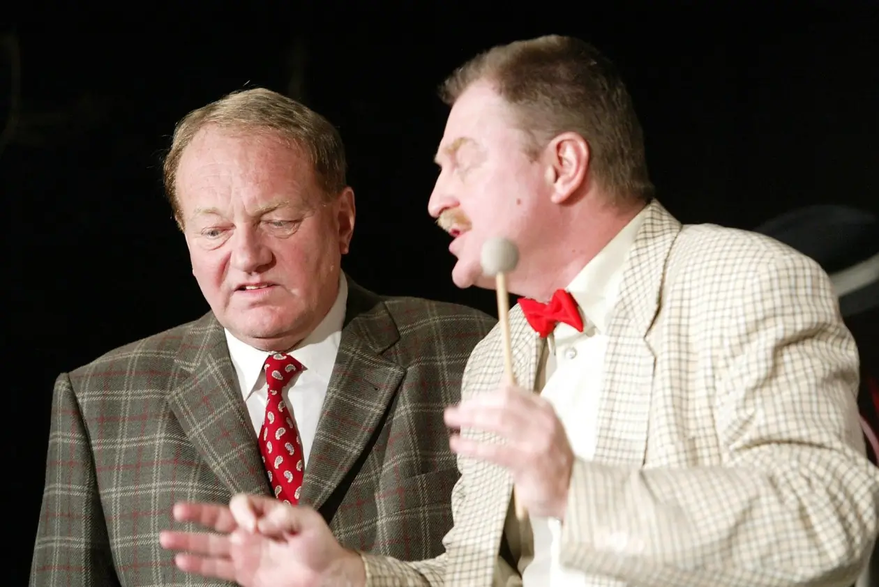 Herec se proslavil především jako komik. Zdroj: Profimedia | TVGURU.cz Herec Luděk Sobota s kolegou.