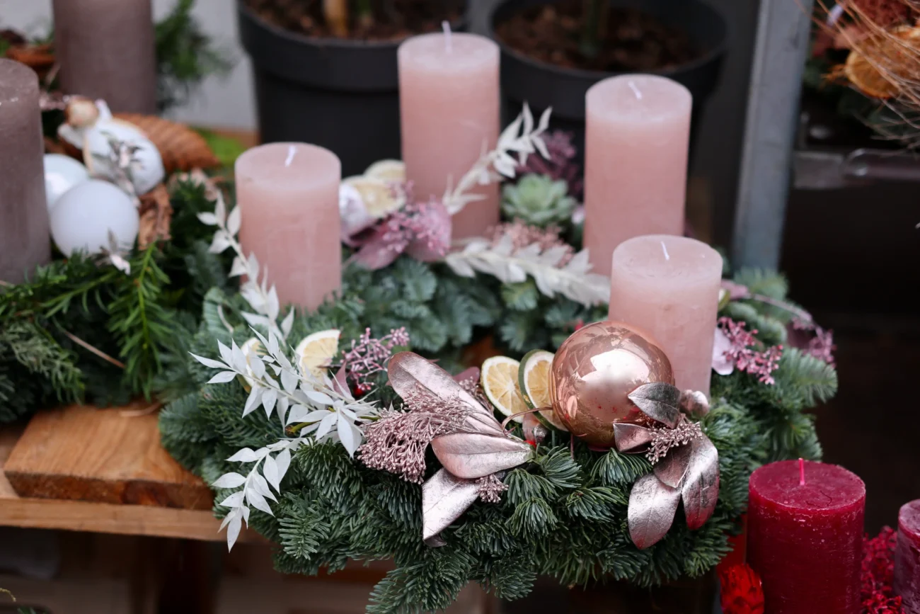 shutterstock_2535730357-2 | TVGURU.cz Na stole leží adventní věnec.