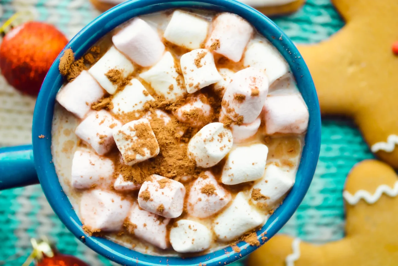 shutterstock_519696484-2 | TVGURU.cz V šálku je nápoj posypaný skořicí.