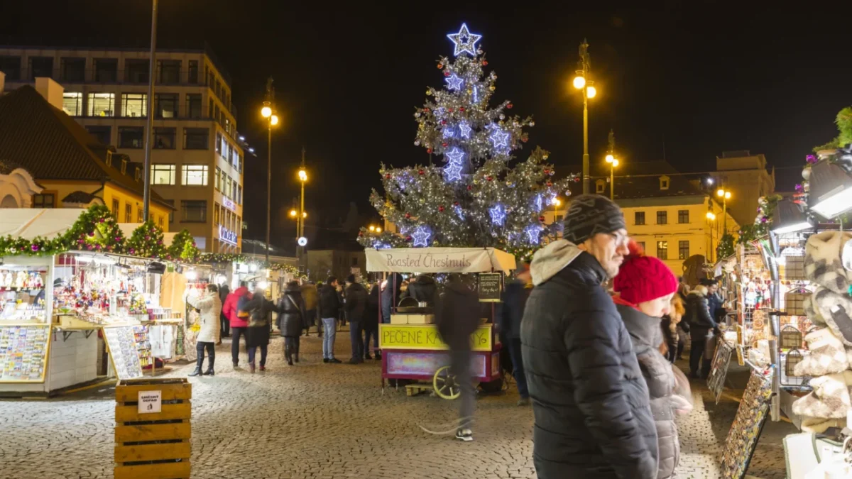 Lidé jsou na vánočním trhu.