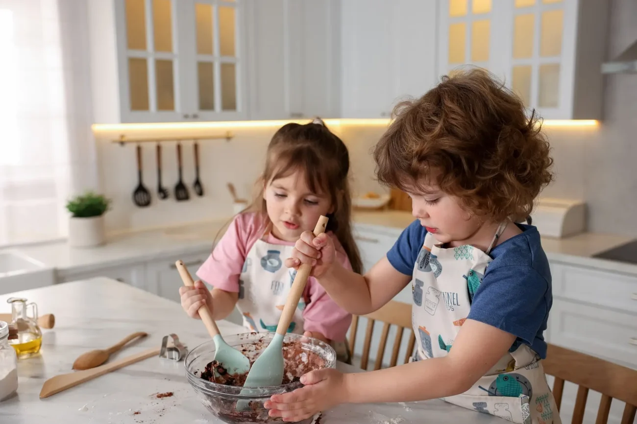 Pečení děti baví. Nechte si pomoct, užijete si společné chvíle a vytvoříte zážitky, na které nezapomenou. Zdroj: Shutterstock | TVGURU.cz Pečení děti baví. Nechte si pomoct, užijete si společné chvíle a vytvoříte zážitky, na které nezapomenou. Zdroj: Shutterstock