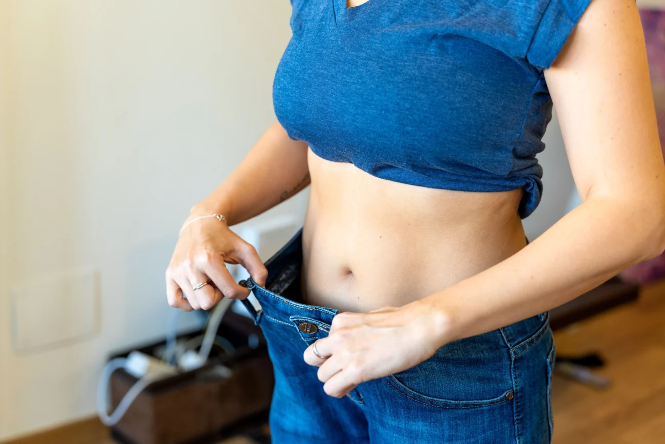 žena držící džíny