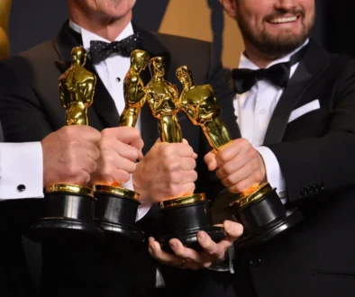 zlaté sošky v rukou