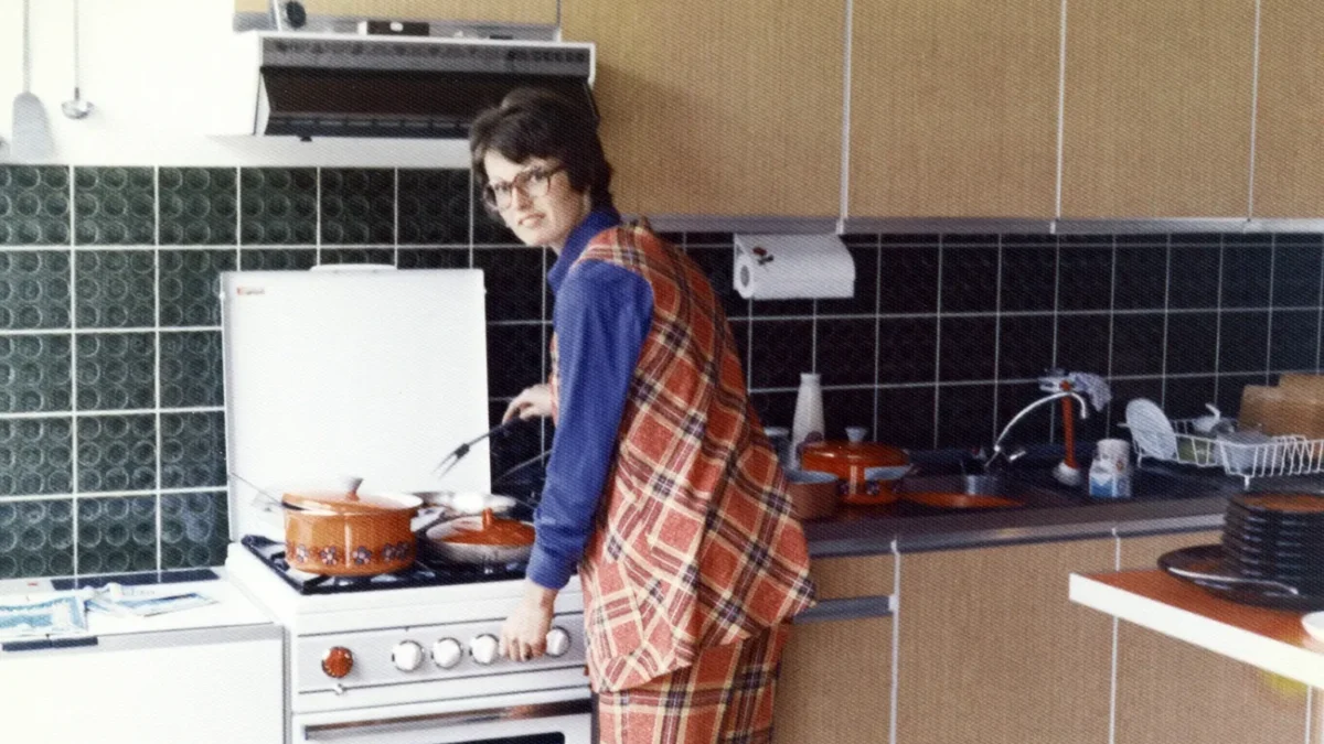 retro fotografie ženy u sporáku