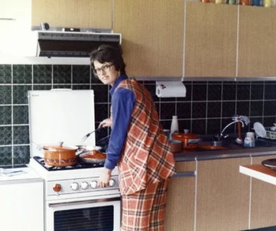 retro fotografie ženy u sporáku