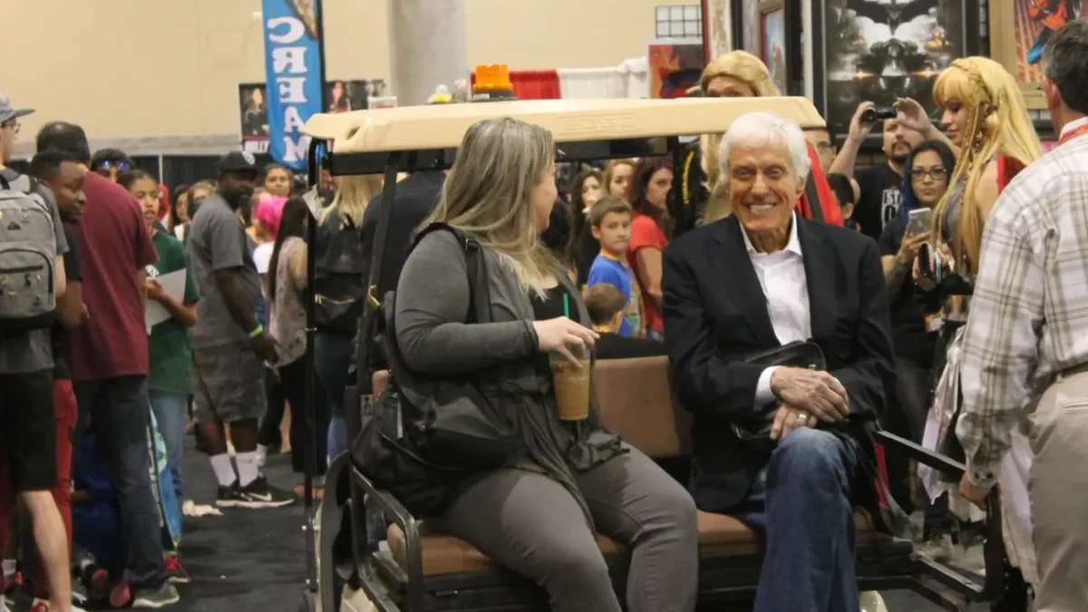 skupina lidí a mezi nimi i slavný herec