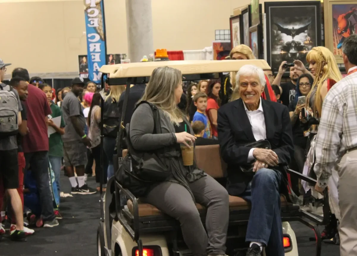 skupina lidí a mezi nimi i slavný herec