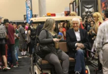 skupina lidí a mezi nimi i slavný herec