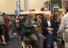 skupina lidí a mezi nimi i slavný herec