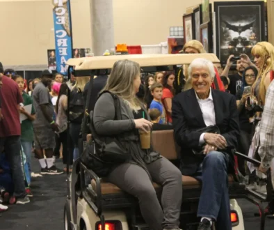 skupina lidí a mezi nimi i slavný herec