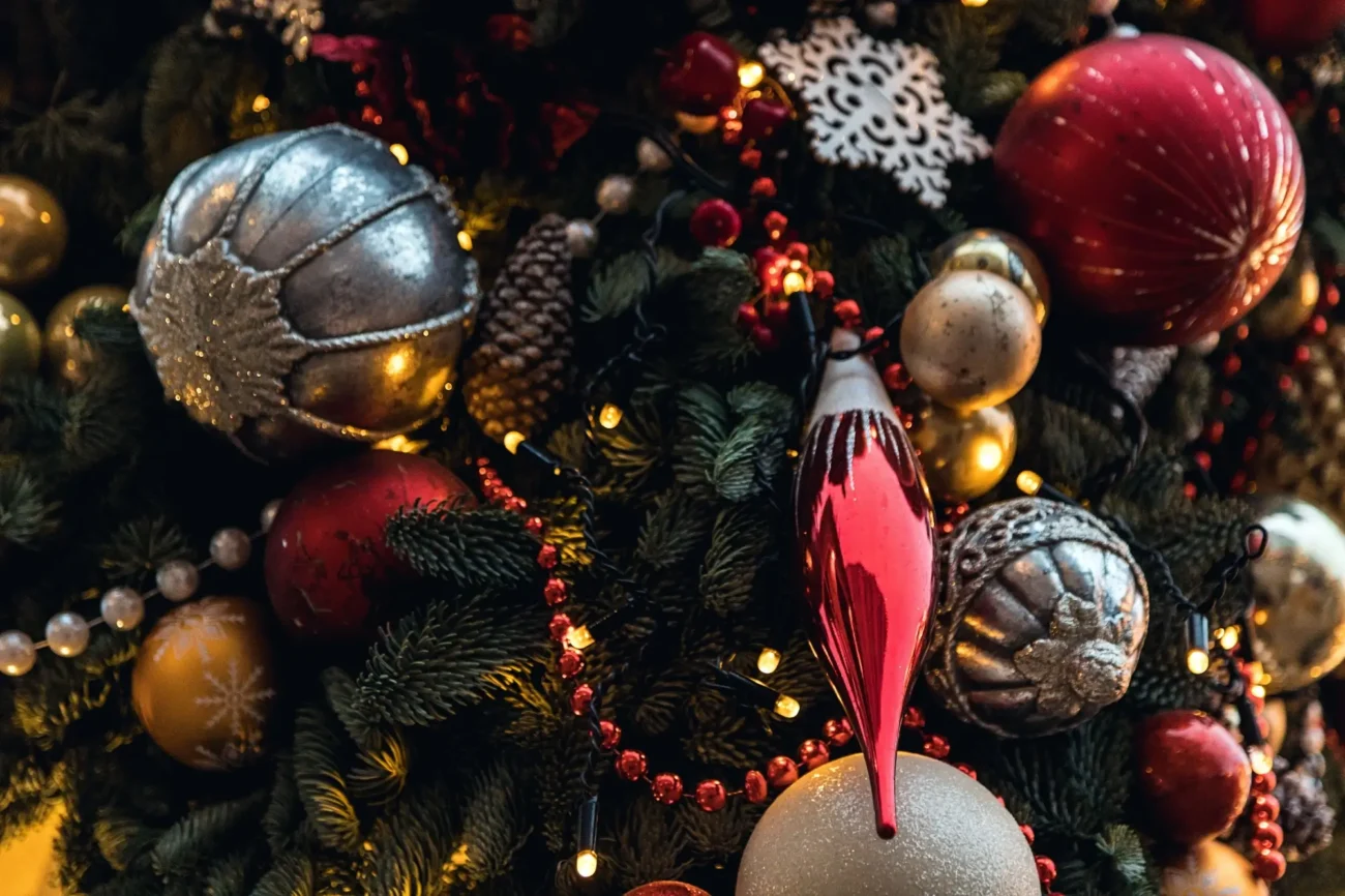 ozdoby na stromku mezi nimi raketa