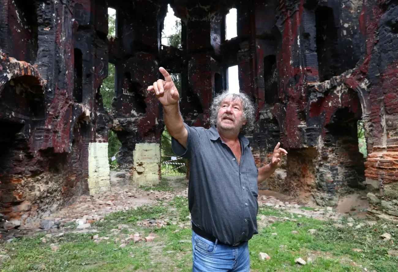 Režisér Zdeněk Troška ukazuje místo filmového pekla. Podle místních peklo zůstalo i po konci natáčení. Zdroj: Profimedia | TVGURU.cz Režisér Zdeněk Troška ukazuje místo filmového pekla. Podle místních peklo zůstalo i po konci natáčení. Zdroj: Profimedia