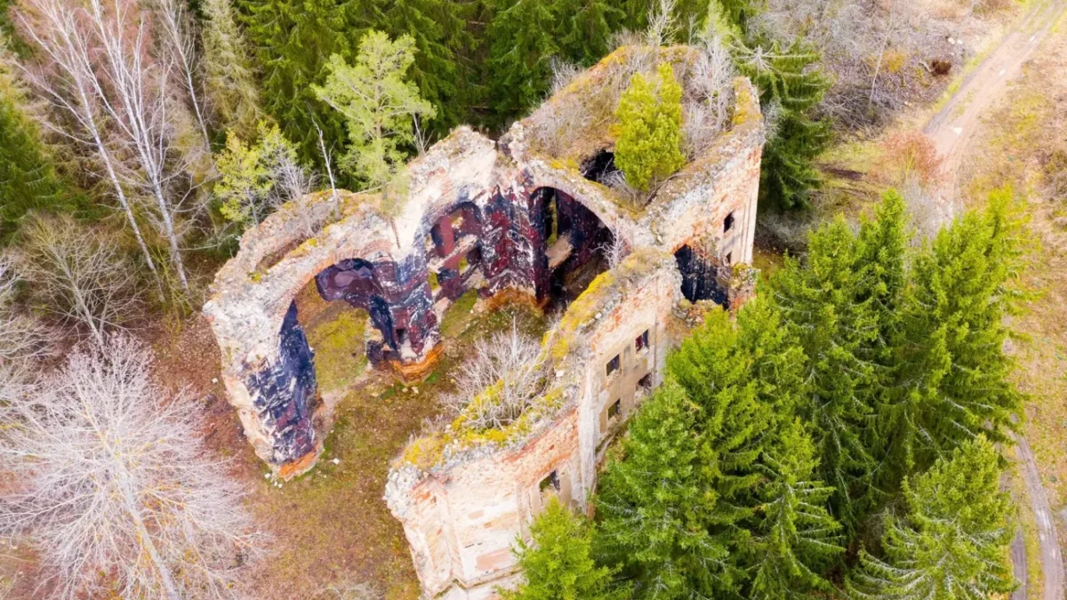 Letecký pohled na slavné filmové místo, kterému se místní vyhýbají. Zdroj: Shutterstock