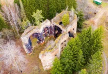 Letecký pohled na slavné filmové místo, kterému se místní vyhýbají. Zdroj: Shutterstock