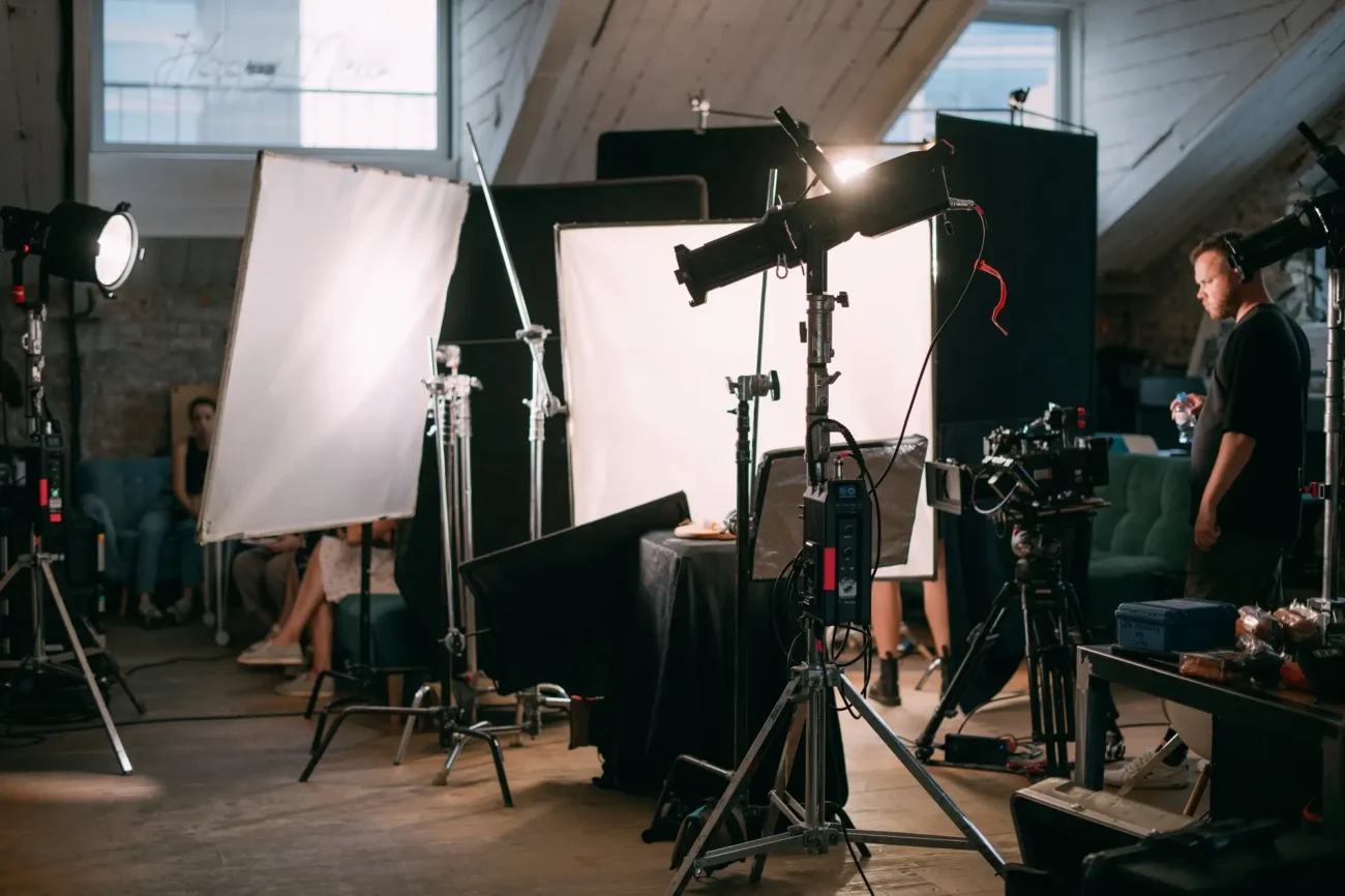 Podobu filmových kulis dokáží filmaři doladit v ateliérech, jindy využijí skutečné lokace. Zdroj: Shutterstock | TVGURU.cz Podobu filmových kulis dokáží filmaři doladit v ateliérech, jindy využijí skutečné lokace. Zdroj: Shutterstock