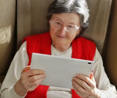babička s tabletem