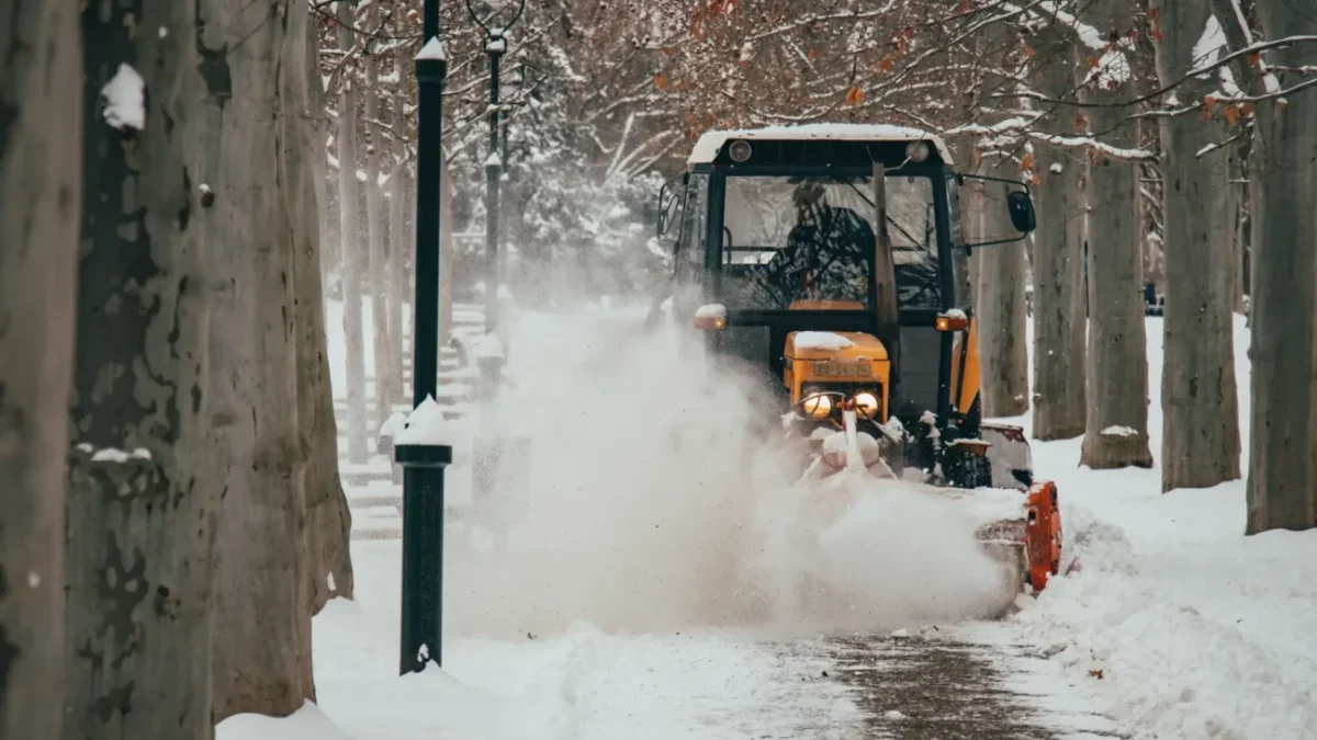 Traktor se sněhovým pluhem