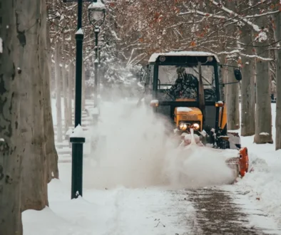 Traktor se sněhovým pluhem