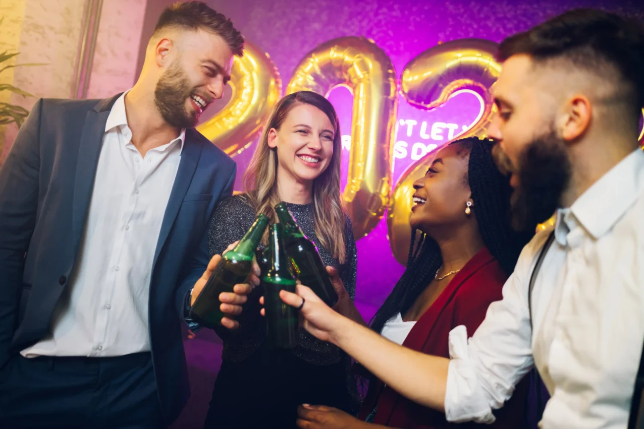 Lidé oslavující Silvestr.