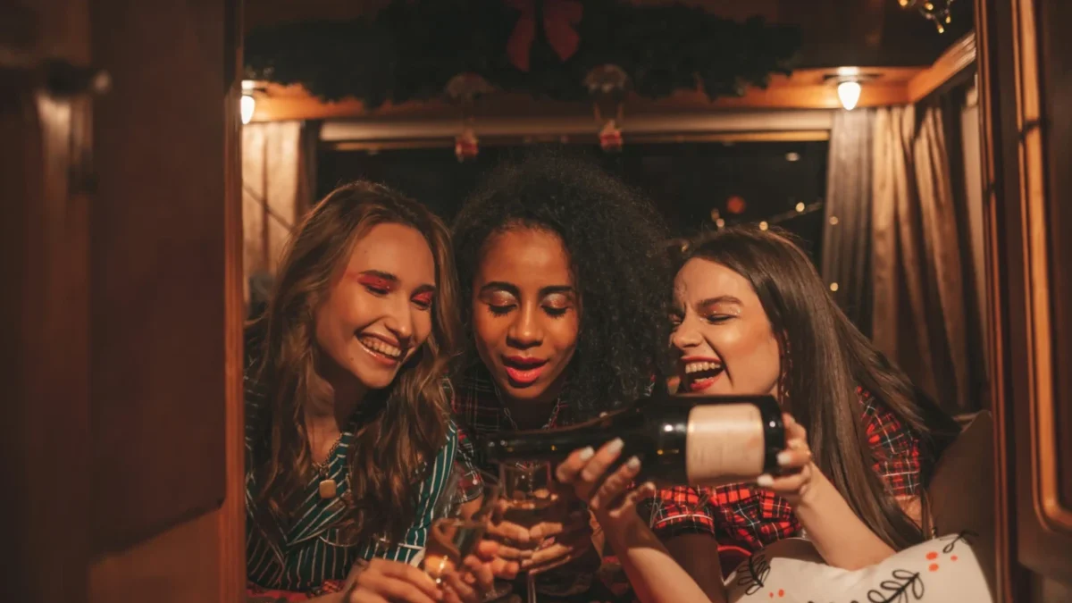 Ženy slaví s drinkem v ruce.