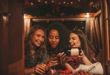 Ženy slaví s drinkem v ruce.