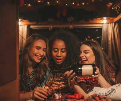 Ženy slaví s drinkem v ruce.