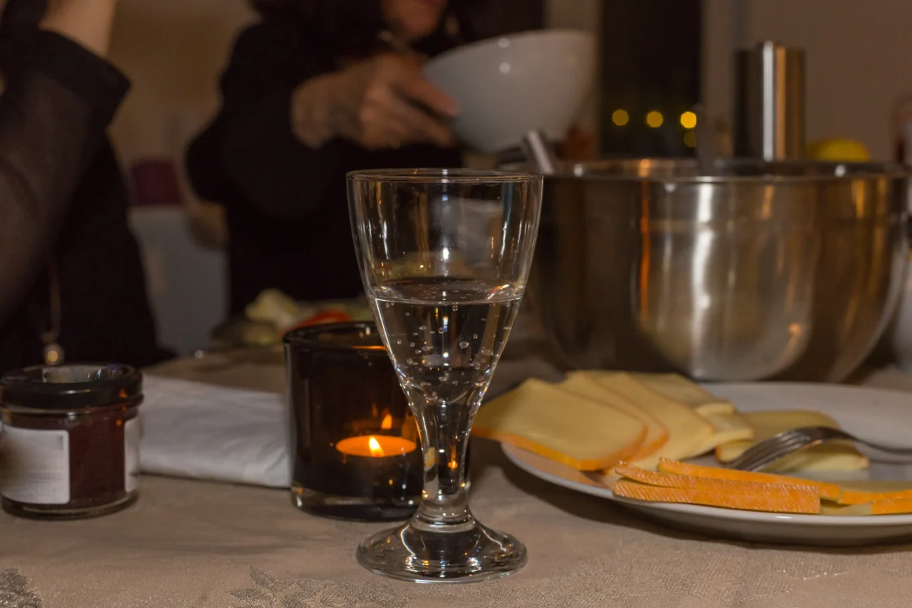 shutterstock_780901573-2 | TVGURU.cz Na stole stojí nápoje a jídlo.