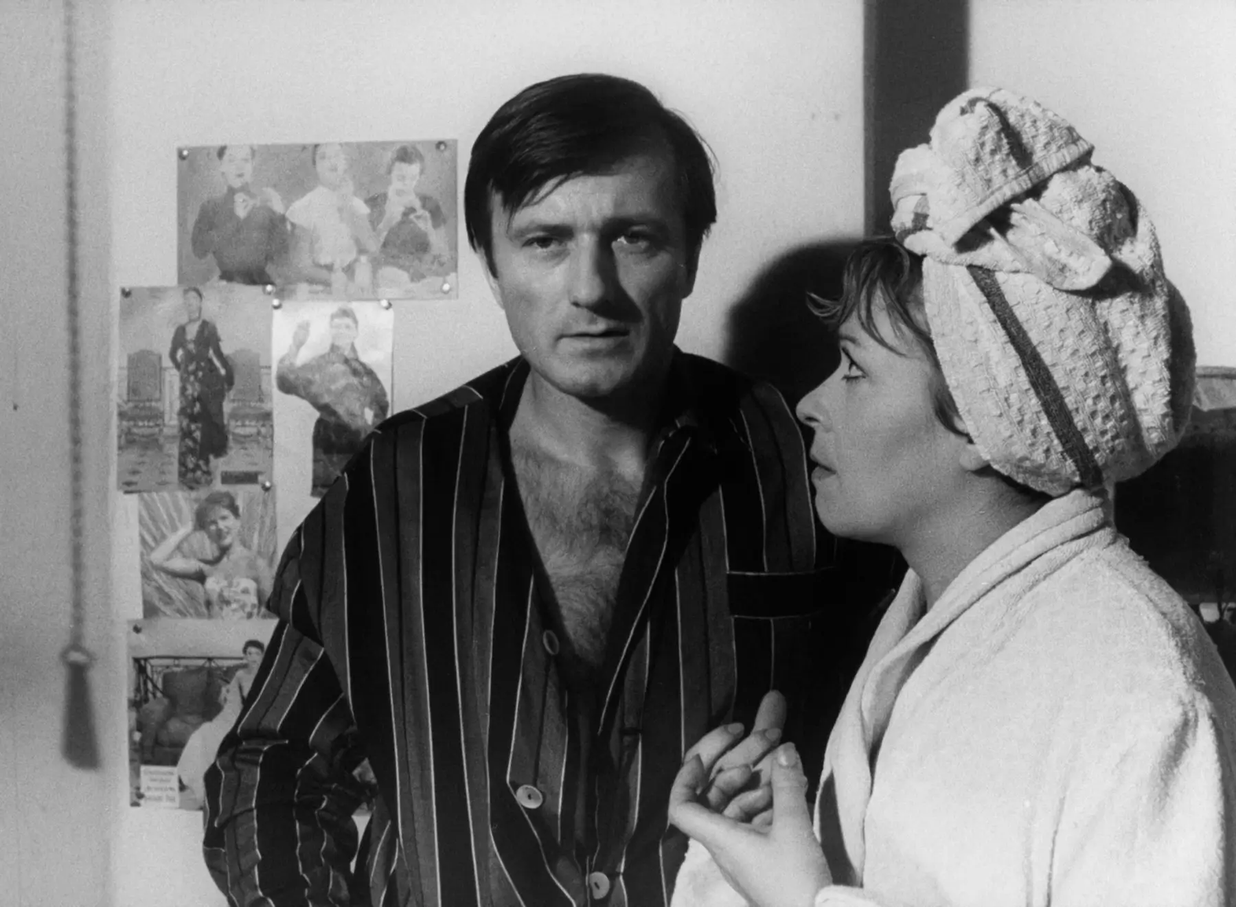 Ucho - kam až může člověka dovést strach z odposlechu | TVGURU.cz Ucho - kam až může člověka dovést strach z odposlechu