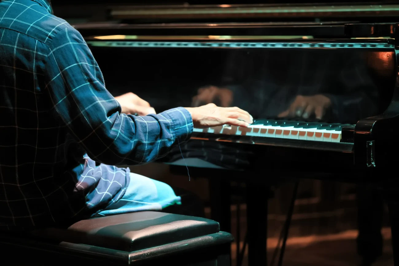 Soundtrack filmu je i oblíbenou klavírní skladbou. Zdroj: Shutterstock | TVGURU.cz Ruce hrající na klavír.