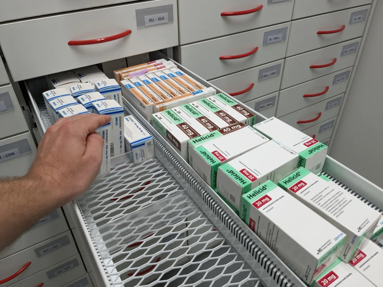 Člověk se přehrabuje v lécích.